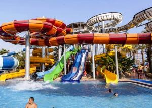 China Amusement Fiberglass Enclosed Spiral Slide Aqua Park Equipment For Playing factory