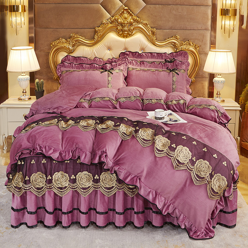 Luxury Embroidery Label Comfortable Wedding Quilt Bedding Set with Cotton Filling