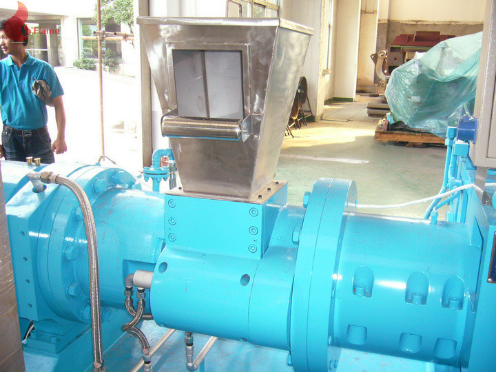 China Hydraulic Strainer Extruder Machines For Silicon Rubber 48rpm ￠200mm factory
