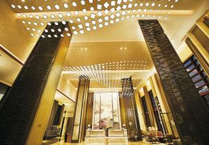 China Customized Smart Elegant Extra Large Chandeliers Contemporary Wave Led Chandelier factory