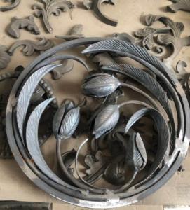 China ISO9001 Cast Iron Ornaments Decorative Iron Panels Antirust Oil Surface Finish factory