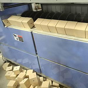 China Multiple Blade Model Wooden Pallet Block Cutter Machine factory