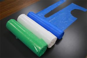 China Smooth Polythene Disposable Aprons On A Roll Eco Friendly for Medical / Examination factory