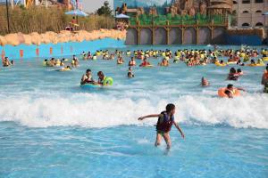 China Fashional Fiberglass Water Parks With Wave Pools Popular Cool / Water Slide factory