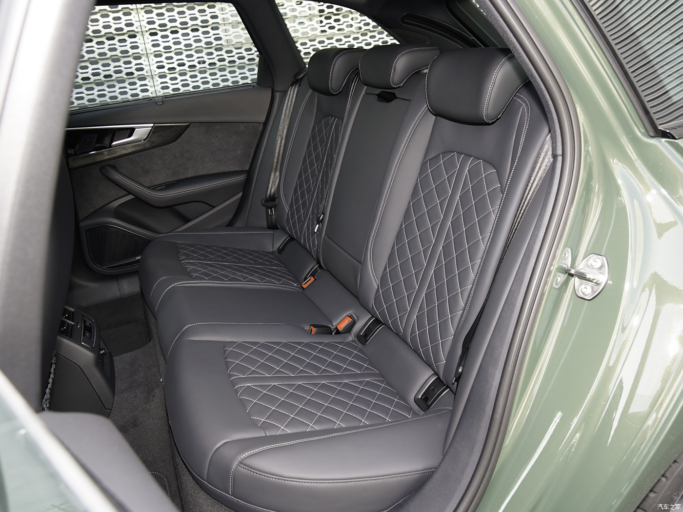 Experience Luxury Family Travel with Audi S4 3.0 TFSI Gasoline Car Euro VI Emission Standard