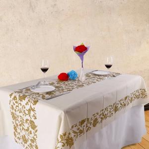 China Biodegradable Holiday Table Cloth 60gsm , Printed Disposable Wedding Tablecloths factory