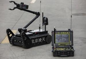 China Long Control Distance Anti Terrorism Equipment Mini Eod Robot 80kg Weight factory
