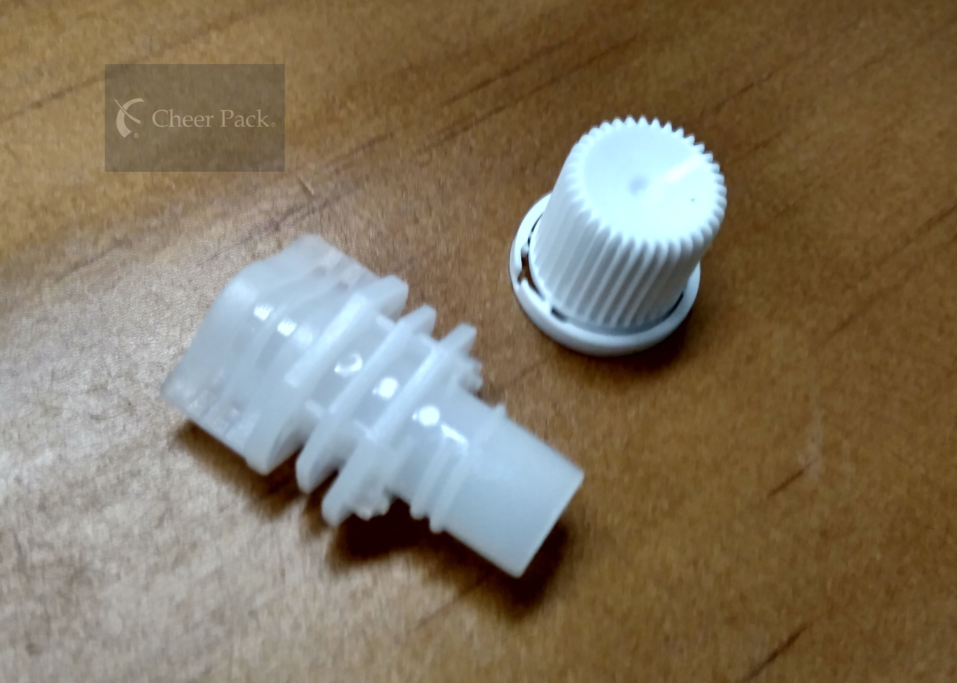 White Color PE Pour Spout Caps Screw Type Outer Diameter 10.5 Millimeter