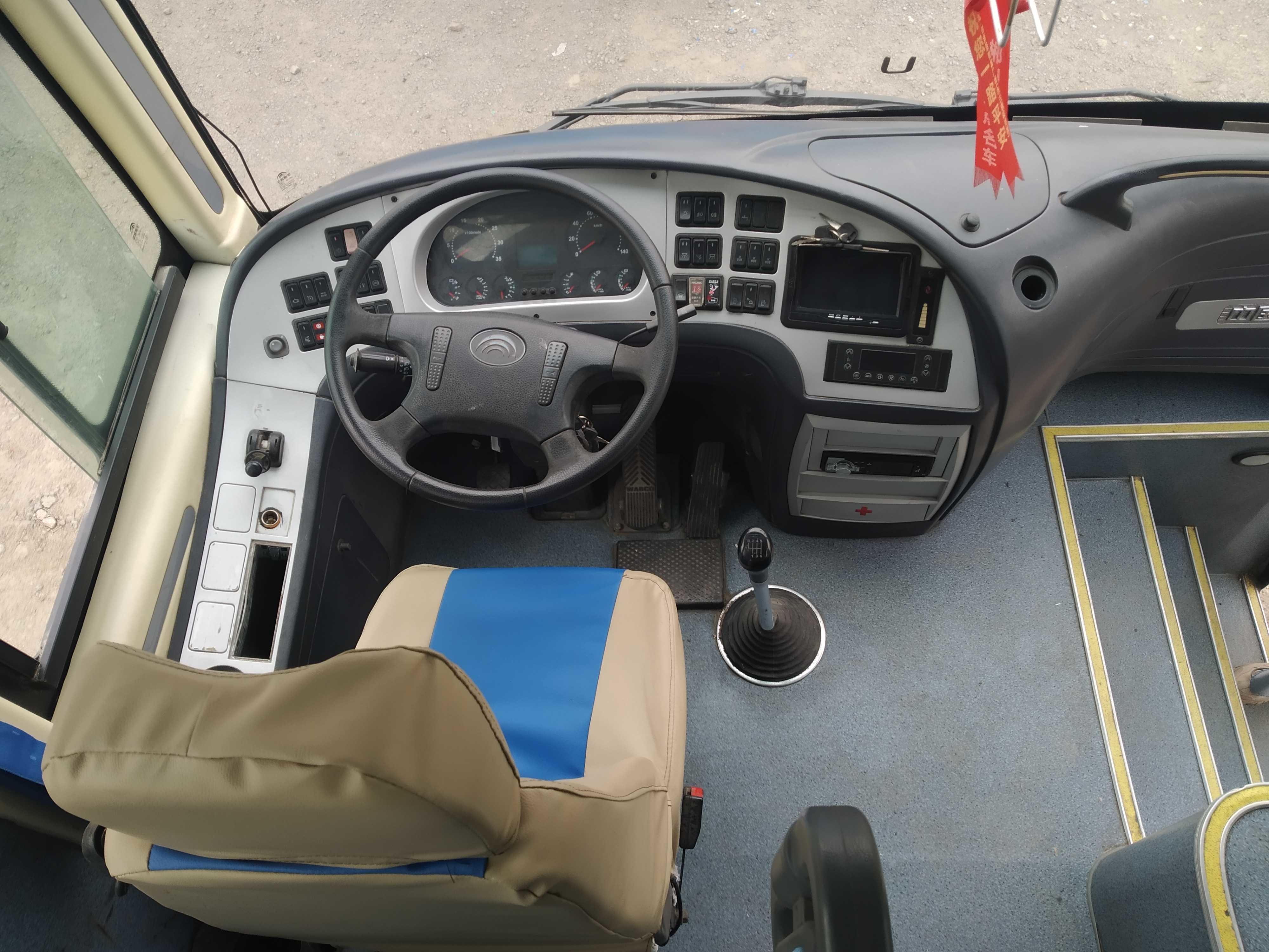 Used Commercial Bus Middle Door 49 Seats Weichai Engine Second Hand Young Tong Coach Bus ZK6110 LHD