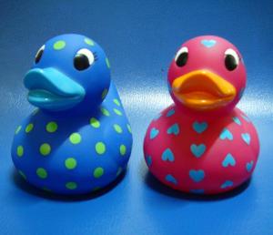China Lovely Heart Shaped Custom Rubber Ducks Pink / Blue Color Toys Retail EN71 factory