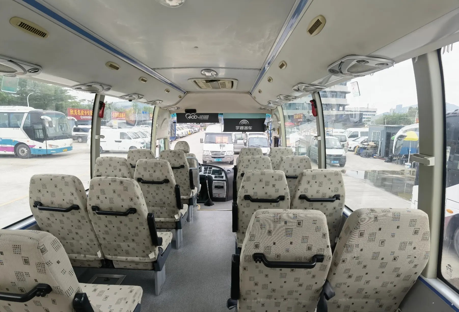 Used Shuttle Bus 45 Seats Big Luggage Compartment 10.5 Meters Yuchai Engine Middle Door 2nd Hand Yutong Bus ZK6107