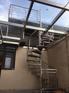China Spiral Staircase VH07S Spiral Stainless Steel Stair Tread Beech Curved Glass Handrail 304 Stainless Steel factory