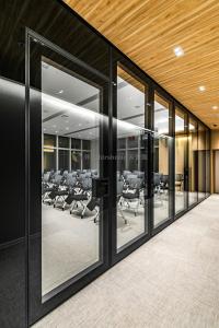 China 85mm Thick Movable Glass Partition Walls For Office / Commercial Space Customizable Design factory