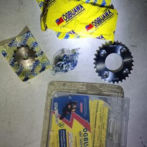 China CB100 Comp Chain And Sprocket Set Alloy / Iron Motorcycle Spare Parts factory