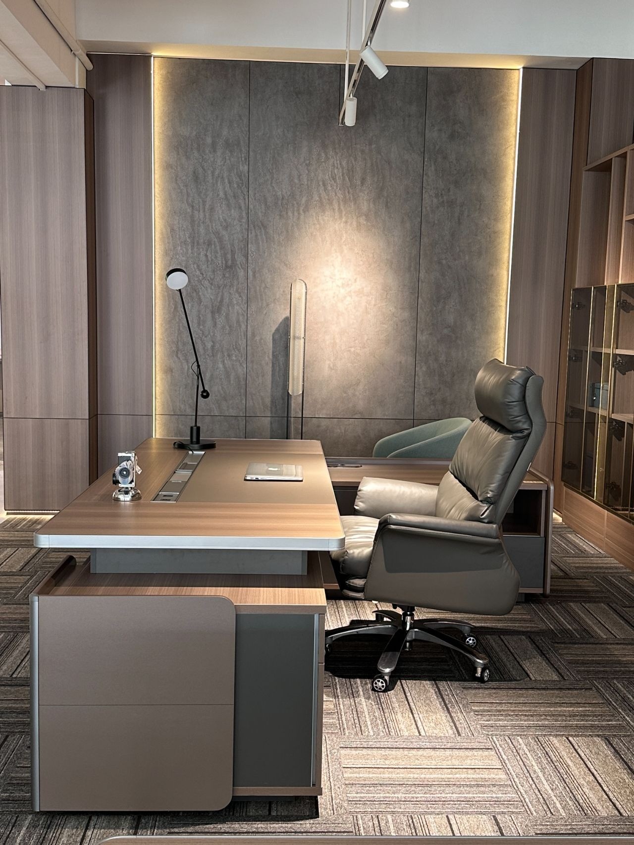 North American Straight Grain Walnut Boss Desk And Chairs Complete Set