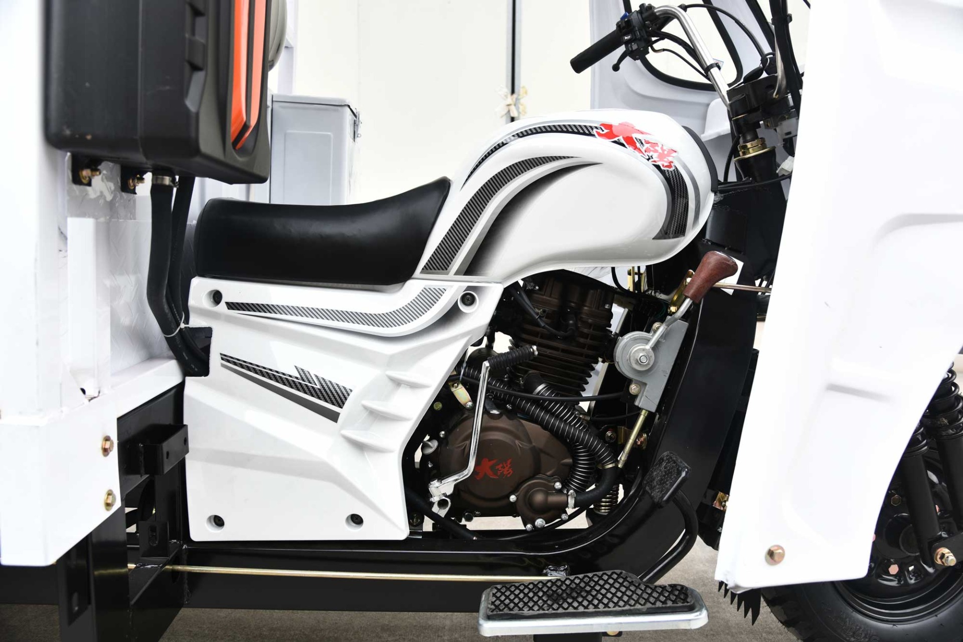 CCC Approved 250CC Water Tank Tricycle with White Color Body and Origin Type