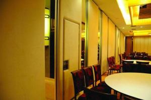 China Commercial Mdf Board Hanging System Movable Room Dividers With Aluminium Track Wheels factory