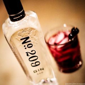 China 200ml 500ml 1750ml Glass Spirit Bottle Embossed Lettering 209 Gin Glass Bottle factory