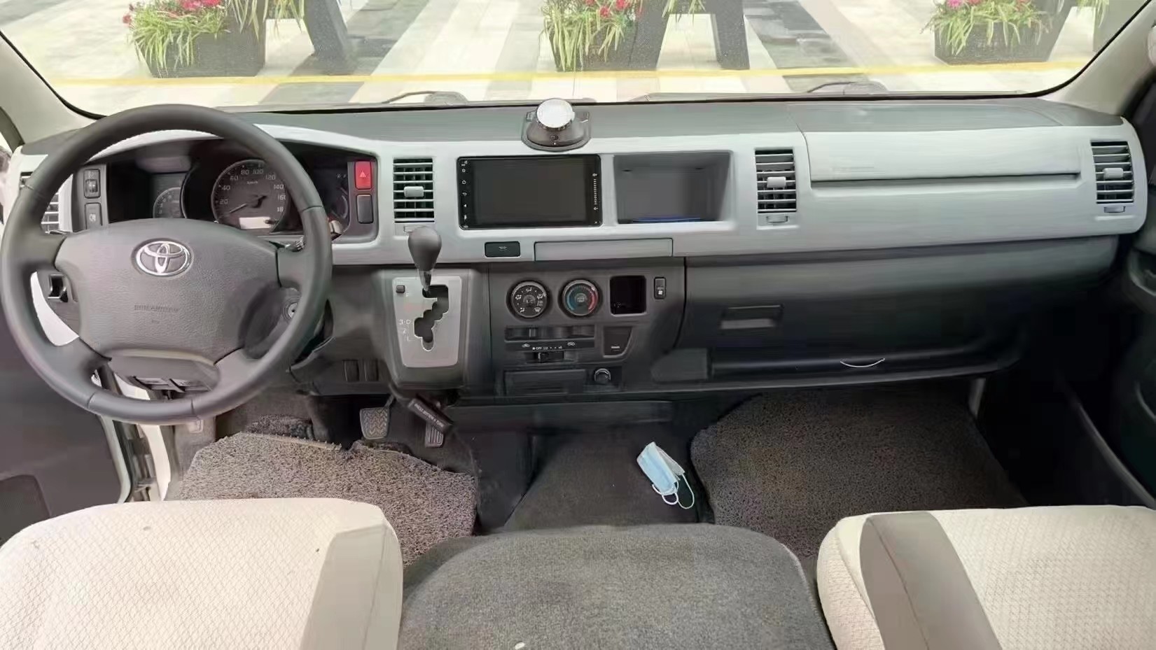 2018 Year 13 Seats Used Mini Bus With Front Engine Toyota Hiace Bus With High Roof
