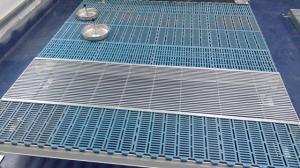 China Hot Dip Galvanized Pig Mesh Flooring / Pig Barn Flooring OEM / ODM Available factory