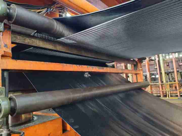 ST1000 Wire Rope Conveyor Belt With Good Trough Forming And Flexural Resistance For Heavy-Duty Material Transportation