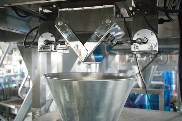 Foshan CE Certificate packing machine VFFS vertical form fill seal packaging machinery for corn chips factory