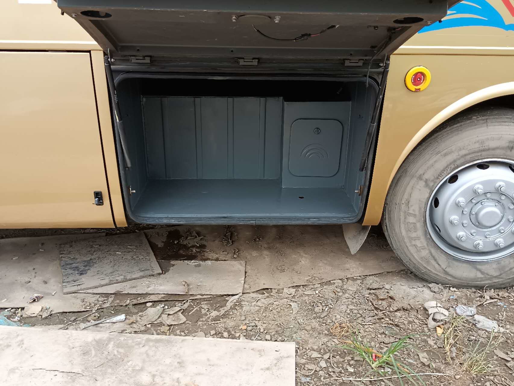 Front Engine Bus Yutong Zk6102d Leaf Spring Suspension RHD/LHD 45-47Seats Coach