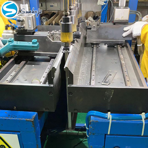 Servo Pneumatic Radiator Clinching Machine PLC Controlled Four Side Crimping