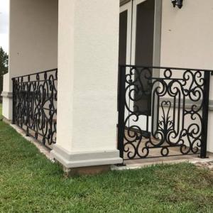 China Ornamental Outdoor Cast Iron Balcony Railings Provide Security For Residential factory