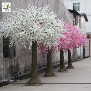 China UVG white blossoms artifical christmas decorate trees with fiberglass trunk for indoor 10ft high CHR026 factory