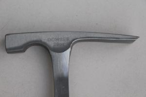 China Slip Resistant PP Cap Pointed Tip Rock Hammer With Shock Absorbing Textured factory