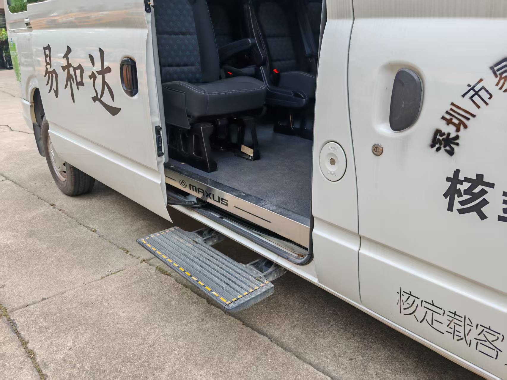 White 17 Seats Used MAUXS Van 6 Meters For Transportation
