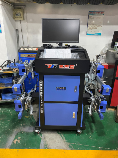 China 220V Zigbee CCD Wheel Alignment Equipment With Movable Base factory