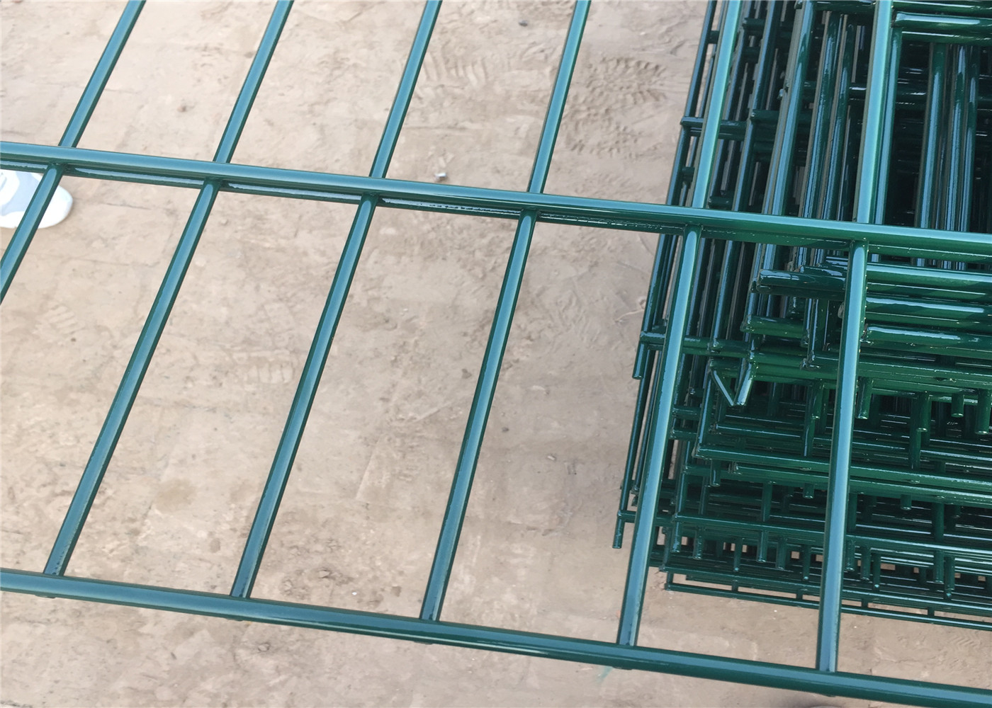 China supply double horizontal wire welded arched mesh fence