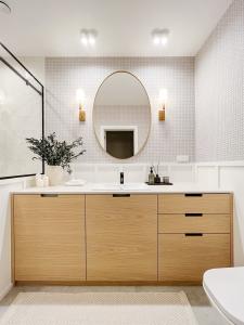 China Customized Modern Design Bathroom Sink Cabinets Modular Wall Hanging Bathroom Vanity factory