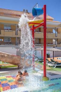 China Fiberglass Water Splash Pad 5m Height Water Park Bucket Dump Cluster For Spray Zone factory