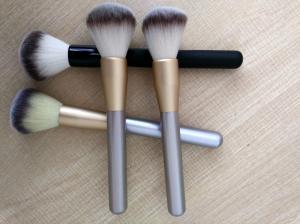 China New Popular Cosmetic Tool Black Handle Makeup Powder Brush With Aluminium Ferrule factory