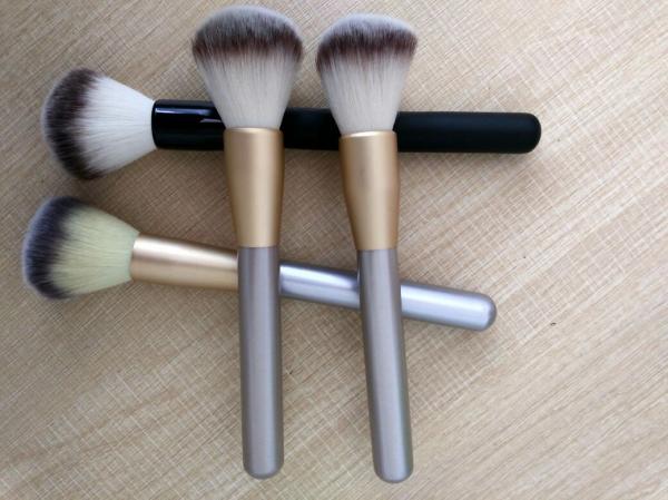 New Popular Cosmetic Tool Black Handle Makeup Powder Brush With Aluminium