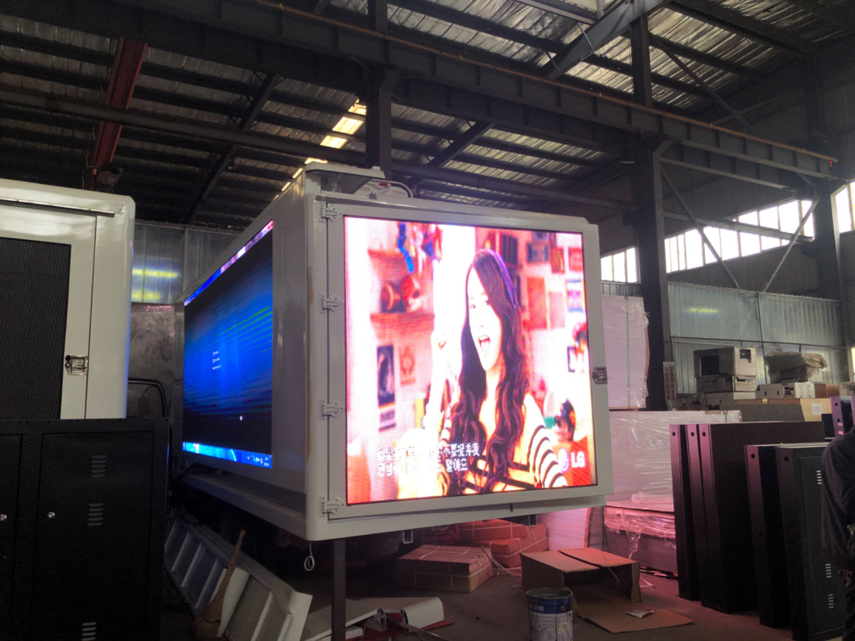 Customized 3 Sides P6 High Brightness LED Display Box Mounted On Truck