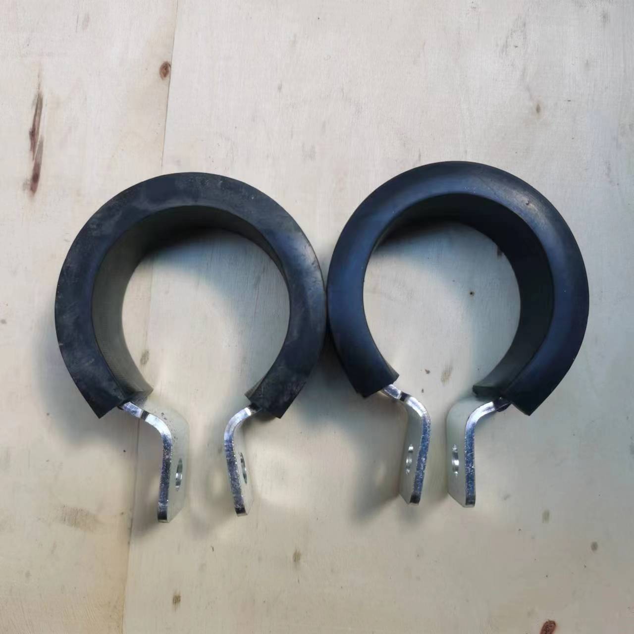 U Type R Type Tank Water Pipe Clamp Hoop with 304 Stainless Steel and Rubber Edge
