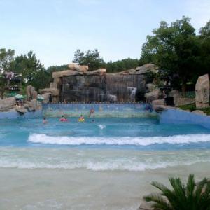 China Lighting Effects Wave Pool Equipment With Varying Frequency Patterns factory
