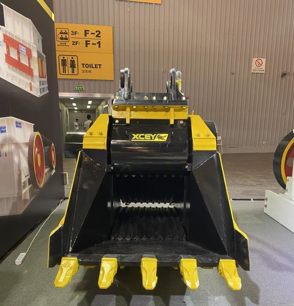 Efficient Crusher Bucket With Hydraulic System 160 Liters/Min Operating Flow