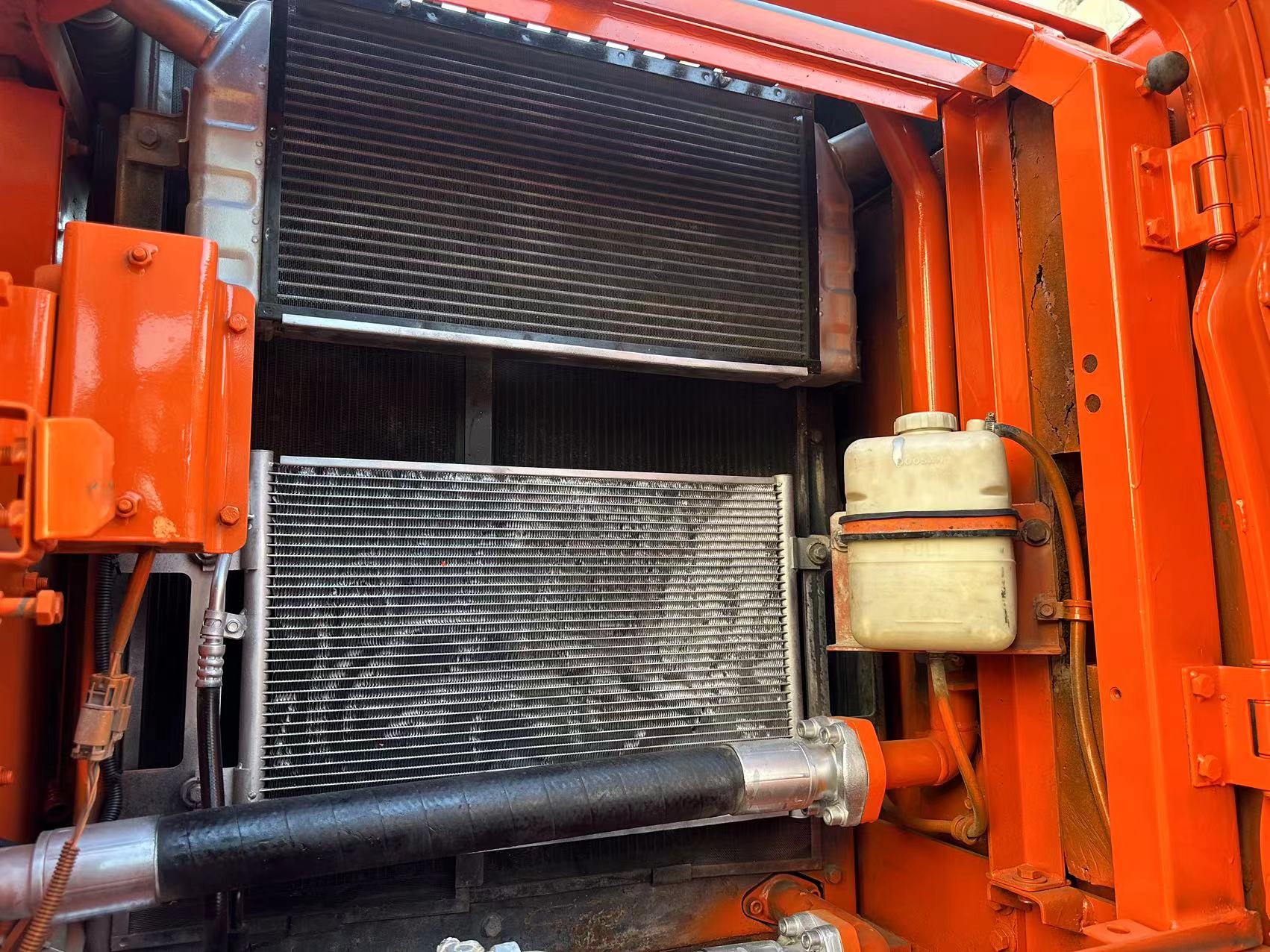 Doosan DX225 Excavator Construction Equipment from Korea with Transport Width 2.80 m