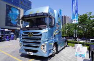 China Jiefang 6x4 Tractor Trucks Living Cabin Bule Color 560hp CA Engine 10 Tires LHD factory