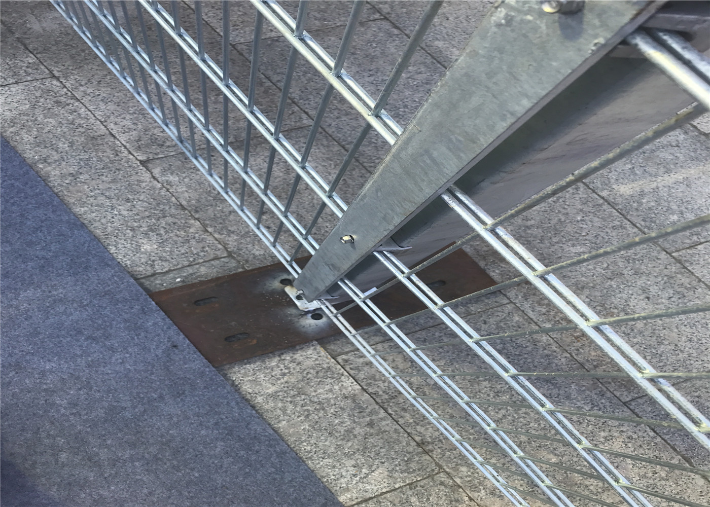 China supply double horizontal wire welded arched mesh fence