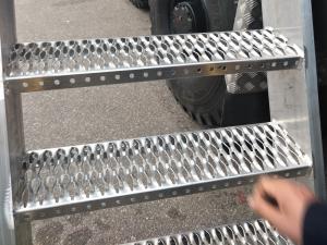 China Light Weight Anti Slip Metal Stair Treads Safety Strut Grip High Strength factory