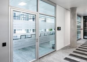 China Modern And Sleek Office Single Glass Partition Wall Acoustic Room Grid Heightening Temperedglass factory