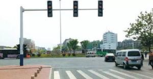 China Hot Roll Steel Q235 Traffic Light Pole Hot Dip Galvanized For Street factory