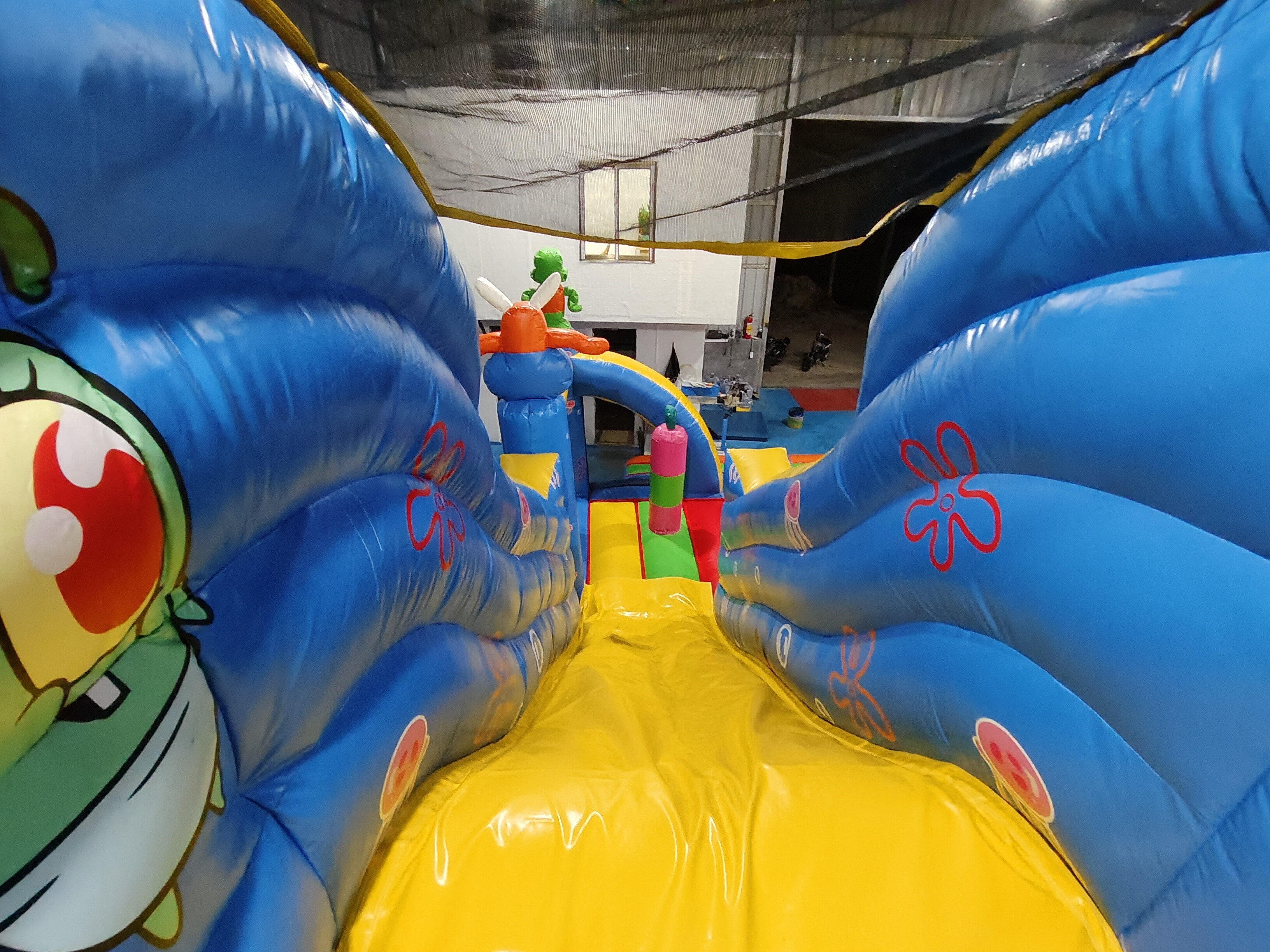 Automatic Move Inflatable Bounce House With Slide SpongeBob SquarePants Inflatable Fun City