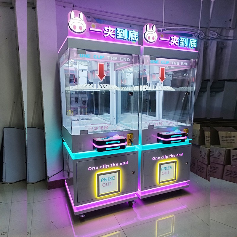 Customized US PLUG Design Attractive Clamp Vending Game Machine for Winning Prizes
